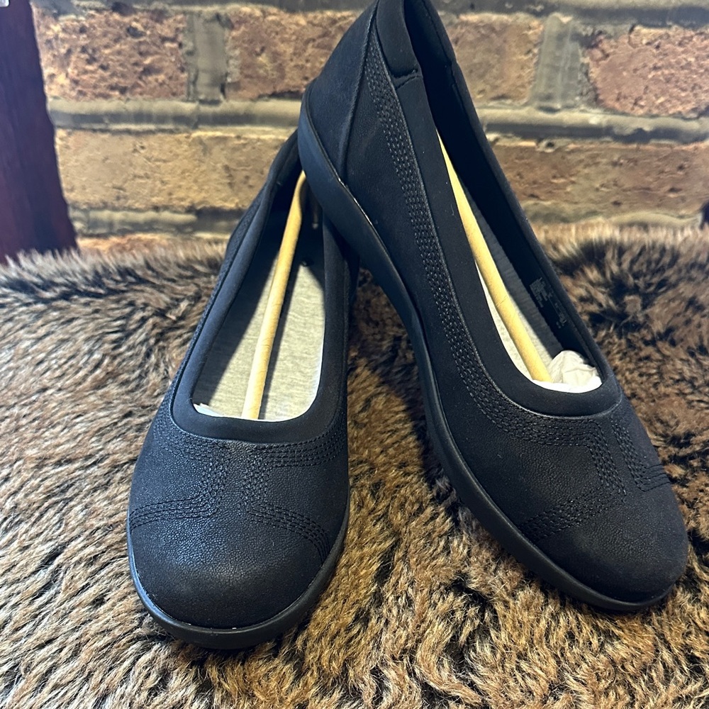 Cloudsteppers by CLARKS Flats. Black. Size 9.